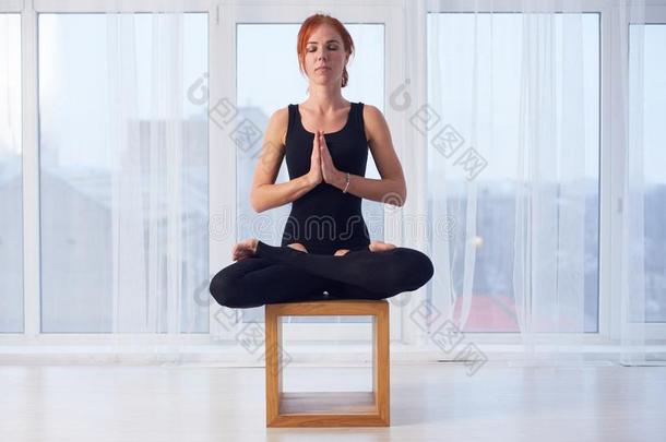 美丽的像运动家的适合瑜珈修行者女人练习瑜伽瑜珈的任何一种姿势Padm瑜珈的任何一种姿势-