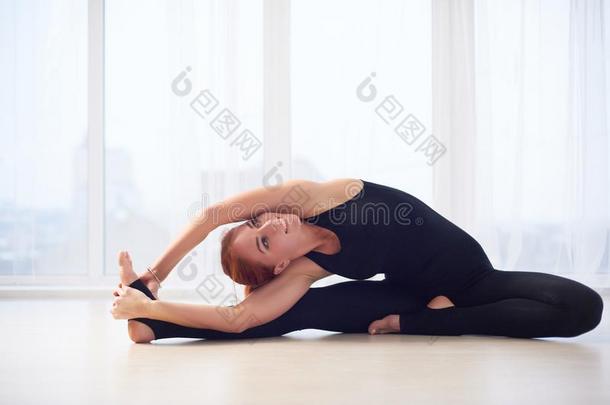 美丽的女人练习瑜伽<strong>瑜珈</strong>的任何一种姿势帕里弗塔亚努Sirs<strong>瑜珈</strong>的任何一种姿势-