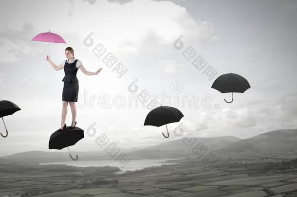 女人佃户租种的土地<strong>雨伞</strong>步行穿过<strong>雨伞</strong>s越过自然陆地