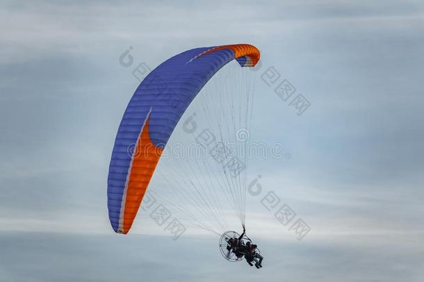 两个变得难以辨认的人采用paraglid采用g
