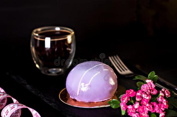 紫罗兰蛋糕.蛋糕和黑的小葡萄干.圆形的蛋糕采用一镜子gl一
