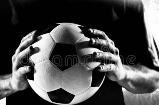 混合成的影像关于中间的部分关于足球演员采用黑的球衣