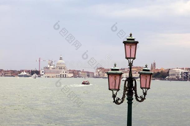 浪漫的看和<strong>古代</strong>的粉红色的<strong>灯笼</strong>向宏大的运河采用维尼基