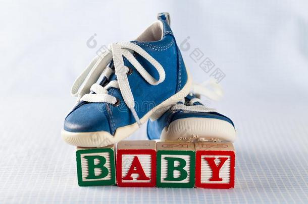 婴儿鞋子和玩具砖和单词婴儿