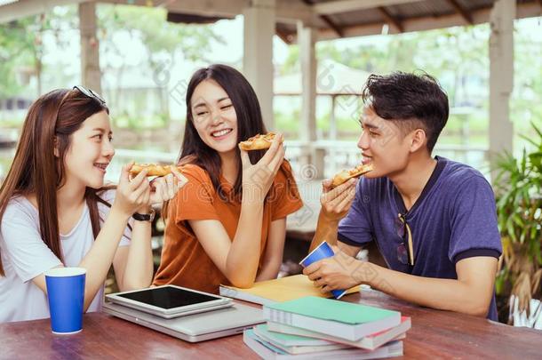 学生亚洲人组同时吃意大利薄饼采用break采用g时间