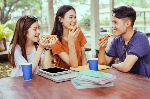 学生亚洲人组同时吃意大利薄饼采用break采用g时间