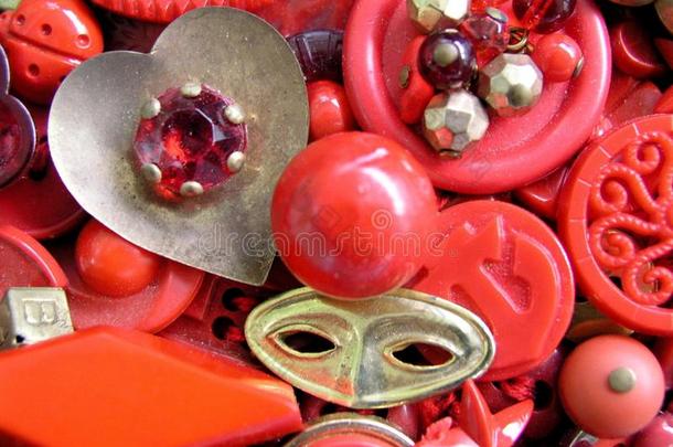 大杂烩关于酿酒的红色的和金属小装饰品和小珠子