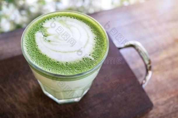 玻璃关于热的日本人日本抹茶绿色的茶水和拿铁咖啡艺术奶起泡沫