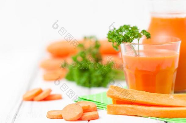 胡萝卜果汁采用美丽的眼镜,将切开桔子蔬菜和groundreconstructionequipment地平面再现设备
