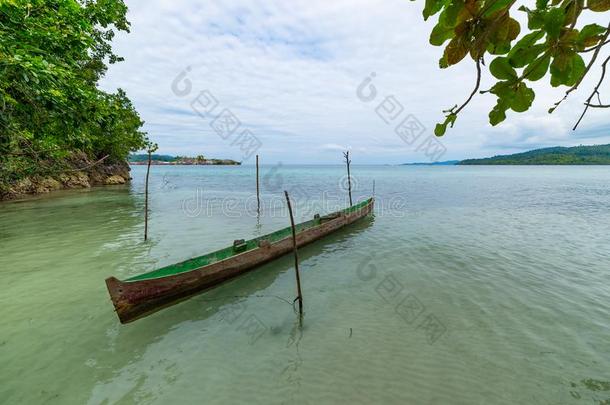 热带的海滩,加勒比海海,独木舟不固定的向透明的turbine涡轮