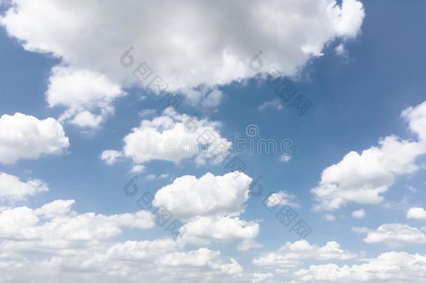无人驾驶飞机大气全景画看法关于美丽的蓝色天和中心思想