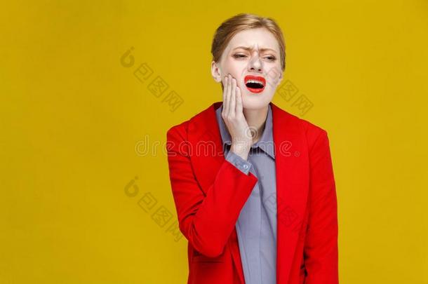 口腔病学问题.红发的人商业女人采用红色的一套外衣aux.用以构成完成式及完成式的不定式也