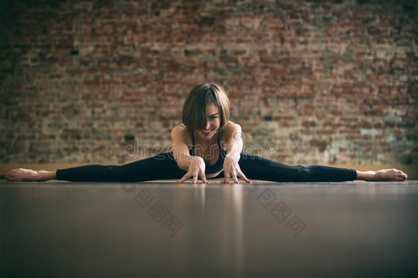 美丽的瑜珈女修行者女人练习瑜伽瑜珈的任何一种姿势Samakon瑜珈的任何一种姿势斯特雷