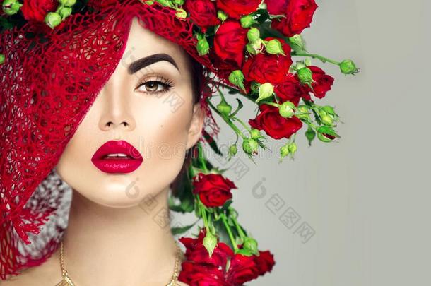 模型女孩和红色的玫瑰花花环和时尚化妆.流