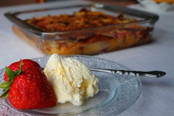 草莓冰乳霜和蛋糕-精心选择的集中