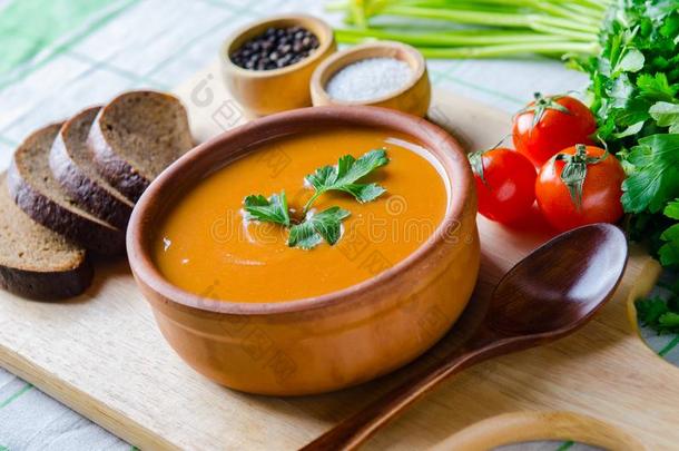指已提到的人番茄汤事先准备好的采用传统的意大利人方式