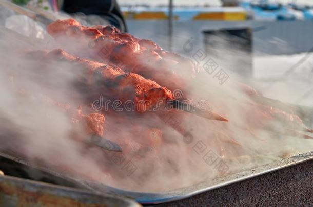 肉烤肉串向准备的向烤架烧烤.烤牛肉烤腌羊肉串