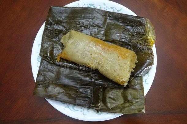 洪都拉斯食物自家制的玉米面团包馅卷移去的包裹物