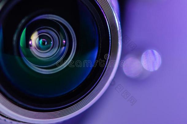 指已提到的人照相机透镜和蓝色逆光.水平的照片