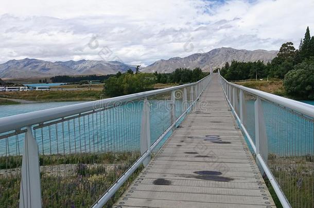 木制的<strong>走道</strong>越过<strong>蓝色</strong>河和美丽的山背景