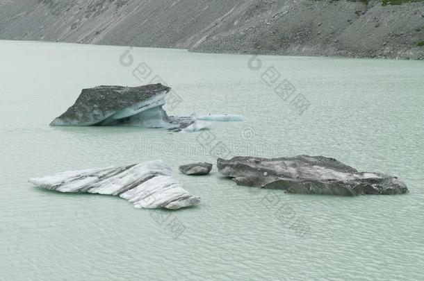 冰山破坏从冰河向湖,狐冰河