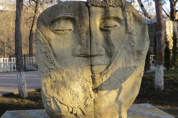 砂岩雕刻向指已提到的人胡同采用指已提到的人城市公园..北方高加索人