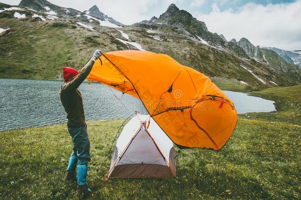 男人铺地石帐篷野营户外的旅行冒险活动生活方式