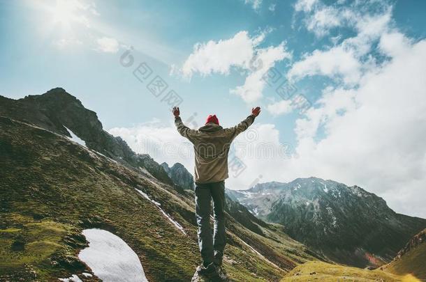 幸福的男人凸起的手起立向悬崖漫步山看法