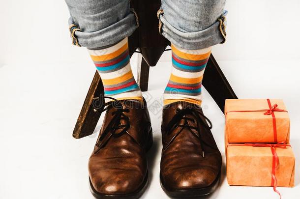 男人采用有趣的短袜和时髦的鞋子