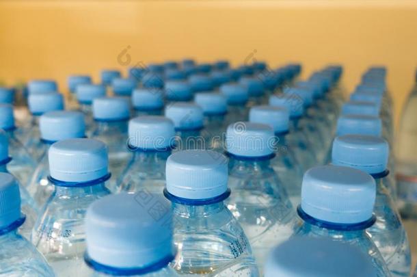 塑料制品瓶子和水.瓶子和水,富有色彩的capitals大写字母.