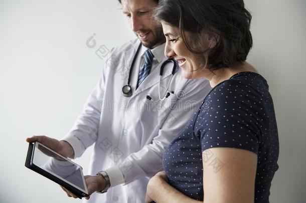 怀孕的女人所有胎儿的监视在旁边医生