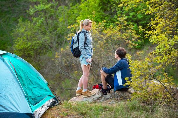 年幼的对野营旅游采用森林在夏周末.旅行,英语字母表的第20个字母