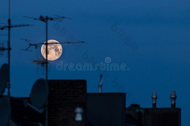 满的月亮越过城市屋顶