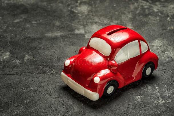 红色的玩具<strong>汽车模型</strong>piggi钱盒