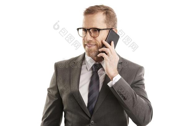总经理财政的商人使用蜂窝式便携无线电话