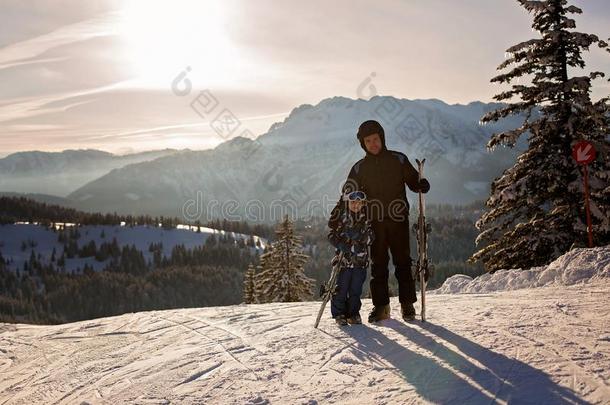 父亲和儿子,爸爸和小孩,滑雪同时采用奥地利人里索