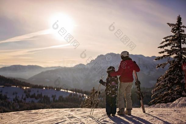 母亲和儿子,未满学龄的<strong>小孩</strong>,<strong>滑雪</strong>同时向日落采用author作者