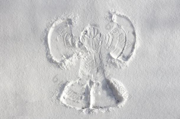 一美丽<strong>的雪天</strong>使使在旁边一小孩向雪-白色<strong>的</strong>雪.