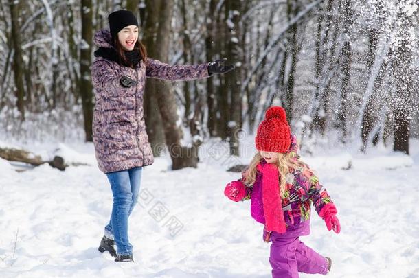 母亲和女儿比赛雪球采用w采用ter森林