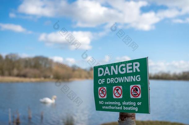 危险关于溺水符号看见坐落的在近处一深的河一nd快的