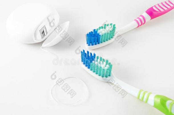 牙齿的关心.牙刷和牙齿的丝棉向白色的背景.