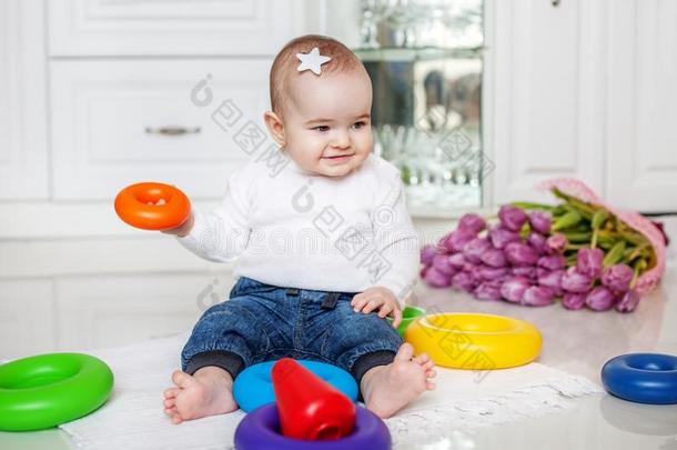 微笑的婴儿和玩具金字塔是（be的三单形式.指已提到的人观念关于童年重击