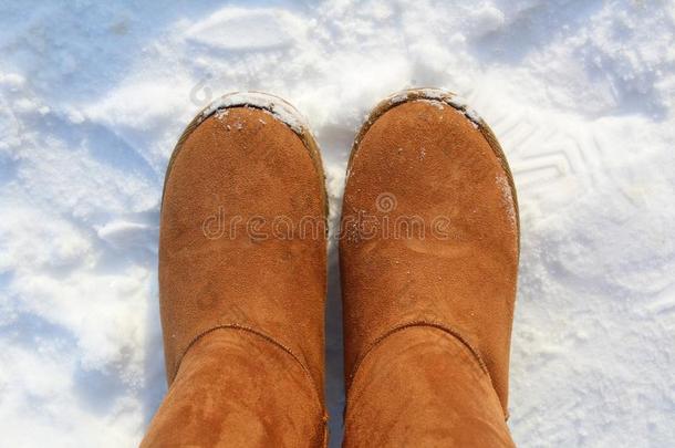 擦靴人冬暖和的美国鞋类、服饰品牌名擦靴人采用指已提到的人雪.