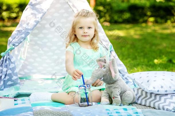 小的小孩演奏和一玩具向一野餐郊游.指已提到的人c向cept关于活体模型