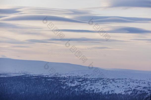 透镜的云.北方的氯醛乌拉坦山风景,俄罗斯帝国