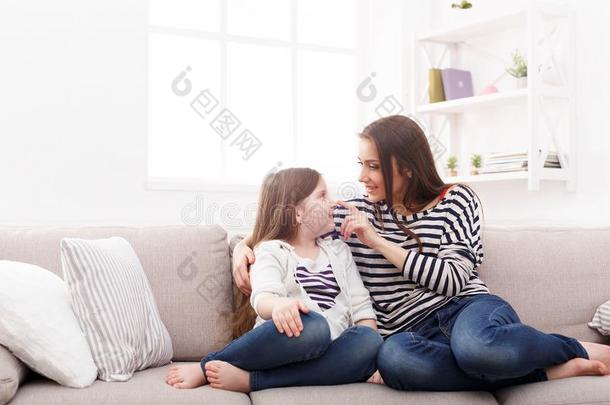 母亲和她漂亮的小的女儿一次向指已提到的人沙发.