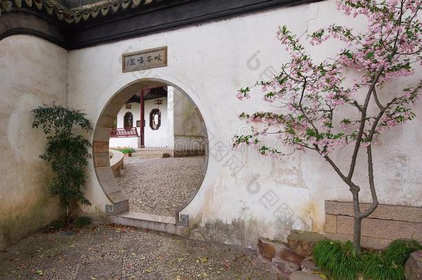 传统的中国人花园和圆形的入口