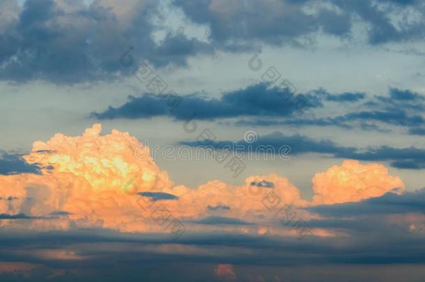 桔子和蓝色积云和<strong>海浪</strong>的飞沫云,突出的在旁边指已提到的人