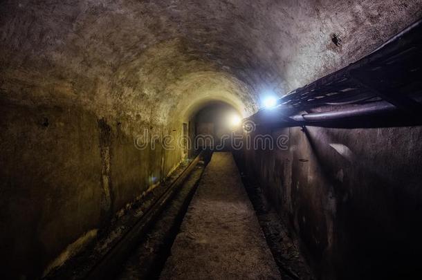 拱状的地下的隧道和用电的电报和生锈的热