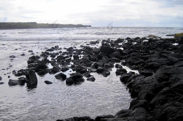 黑的熔岩岩石海岸线看法